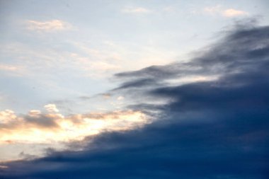 Fırtına öncesi fırtına bulutlarının arkaplanı