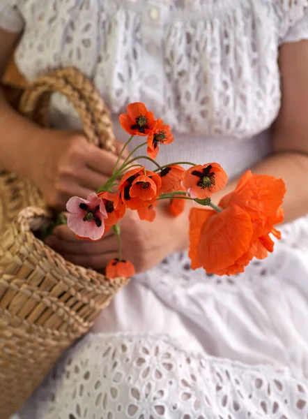 Mujer Vestida Blanco Sosteniendo Flores Papa Cerca Sus Manos Sueños — Foto de Stock