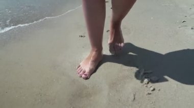 Günbatımında Ocean Beach 'te yürüyen bir kadının güzel sahnesinde. Plajda Yürüyen Kadın Bacakları 'nın Yakın Çekimi