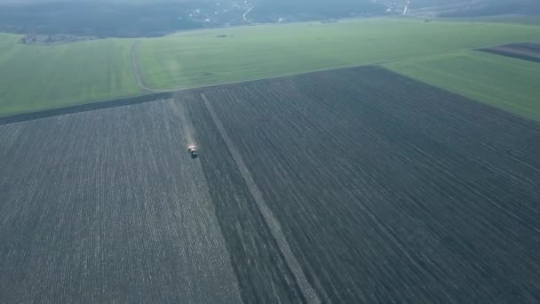 Widok Lotu Ptaka Ciągnika Zamontowanym Siewnikiem Wykonującym Siew Bezpośredni Roślin — Wideo stockowe