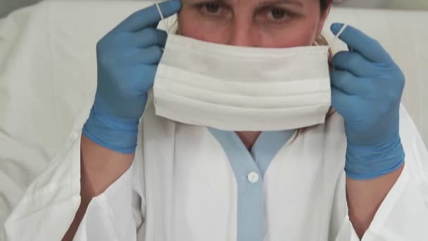 Γυναίκα Γιατρός Που Φοράει Προστατευτική Μάσκα Στην Κλινική — Αρχείο Βίντεο