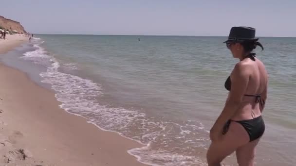 熱帯のビーチで オーシャンビーチを歩く女性の美しいシーン — ストック動画