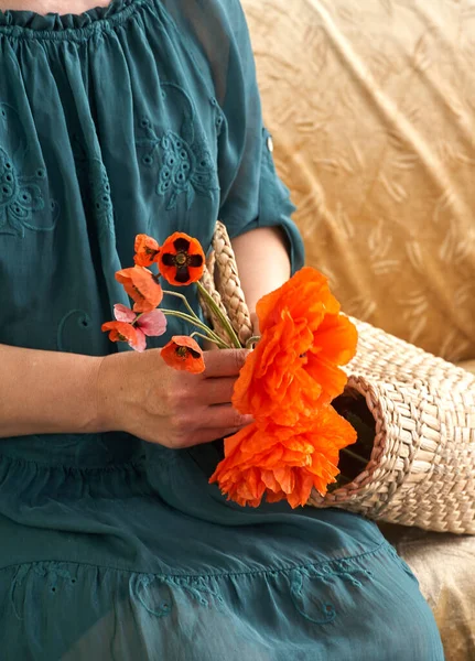 Woman Green Dress Holding Poppe Flowers Close Her Hands Spring — Stock Photo, Image