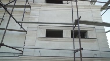 Ev mavi gökyüzüne karşı yapım aşamasında. Beyaz taş