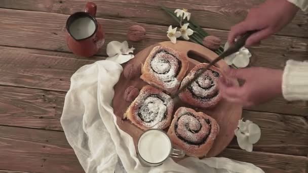 Vrouwelijke Handgemaakte Broodjes Met Jam Geserveerd Oude Houten Tafel Met — Stockvideo