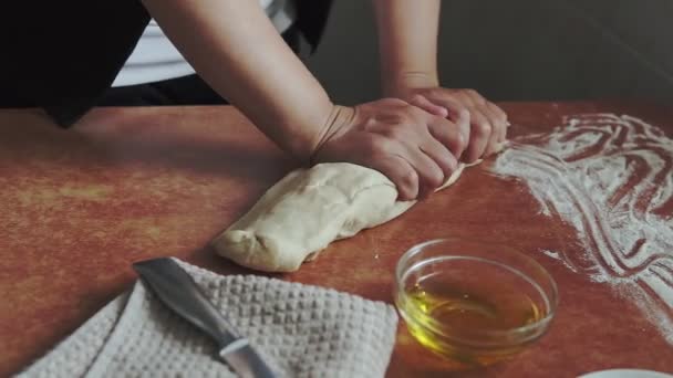 Mujer Prepara Masa Para Hornear Casa — Vídeos de Stock