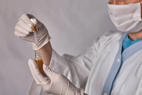 Forscher Mixen Lösung Aus Pipette Flasche Labor — Stockfoto