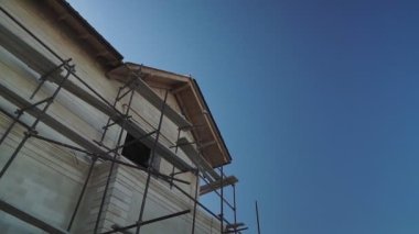 Ev mavi gökyüzüne karşı yapım aşamasında. Beyaz taş