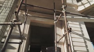 Ev mavi gökyüzüne karşı yapım aşamasında. Beyaz taş