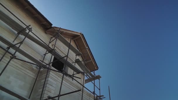 Casa Está Construcción Contra Cielo Azul Piedra Blanca — Vídeos de Stock