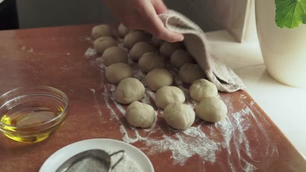 Kadınların Elleri Hamuru Mutfak Masasına Yuvarlıyor Merdaneli Kadın Elleri — Stok video