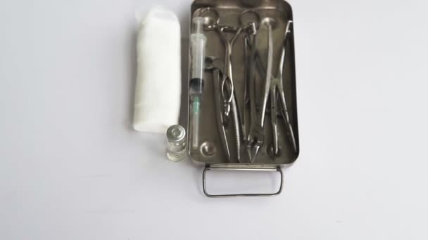 无菌包装中的牙科器具 牙科医生戴手套的手 — 图库视频影像