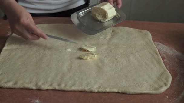 Vrouwenhanden Rollen Het Deeg Keukentafel Vrouwenhanden Met Deegroller — Stockvideo