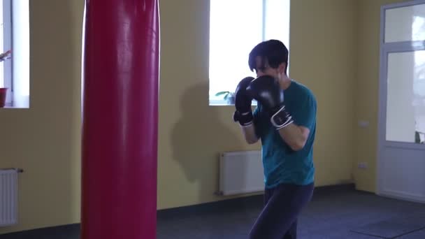 Cerca Fuerte Descarado Boxeo Joven Boxeador Masculino Con Saco Boxeo — Vídeo de stock