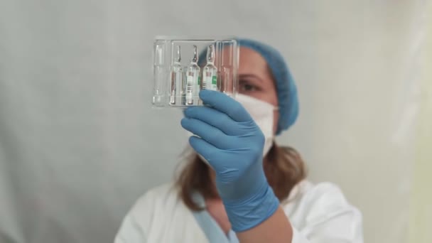 Virus Vaccinal Concept Coronavirus Médecin Tient Dans Ses Mains Une — Video