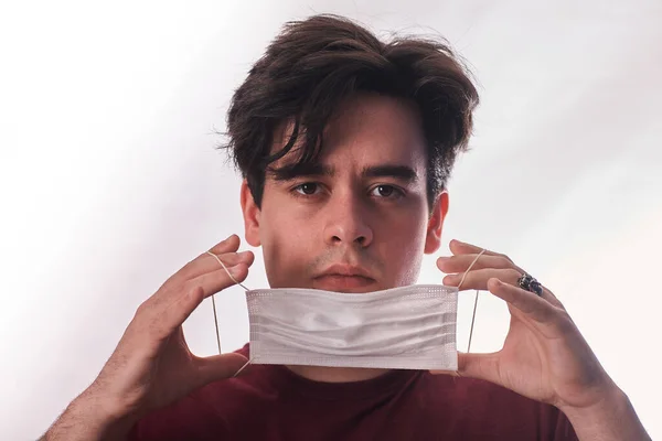 Hombre Joven Manos Poniendo Nueva Máscara Respiratoria Para Boca Nariz — Foto de Stock