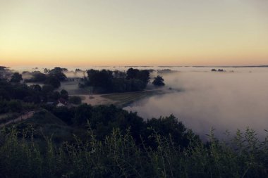 Puslu manzara Bug Nehri Drohiczyn Polonya