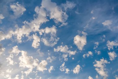 parlak mavi gökyüzü tuhaf şekillere şeklinde bulutlar