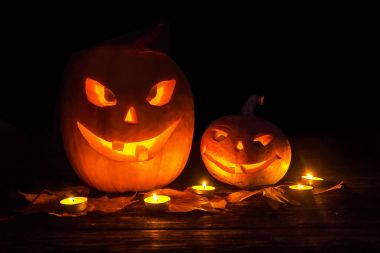 Cadılar Bayramı'nda iki kabak jack-o-lantern gülümsüyor ile oyulmuş