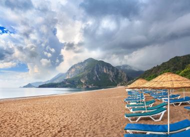 Şezlong ve şemsiye yağmur önce ıssız beach