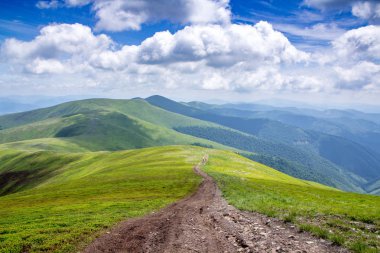 Yolun üst kısmında Borzava ridge, güzel manzara