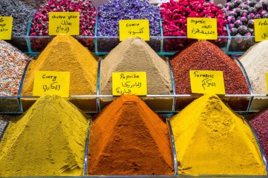 Istanbul'da Mısır Çarşısı baharat ve çaylar satmak