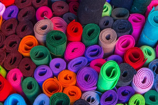 Fundo abstrato, rolos de feltro coloridos — Fotografia de Stock