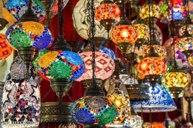 çok renkli lambalar, İstanbul kapalı çarşı asılı
