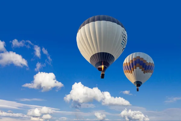 Δύο αερόστατα που φέρουν στον sunsrise ουρανό της Καππαδοκίας, στην Τουρκία, — Φωτογραφία Αρχείου