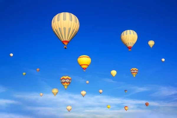 Hot air balloons flying in sunsrise sky Cappadocia, Turkey — Stock Photo, Image