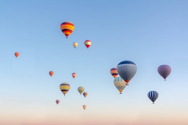 Sunsrise gökyüzünde uçan parlak çok renkli sıcak hava balonları