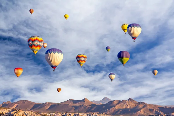 Globos de aire caliente multicolores brillantes que vuelan en el cielo del amanecer —  Fotos de Stock