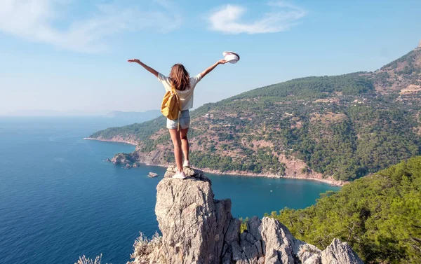 Turystka na szczycie góry, koncepcja wolności, zwycięstwo, aktywny tryb życia, plaża Kabak, Oludeniz, Turcja — Zdjęcie stockowe