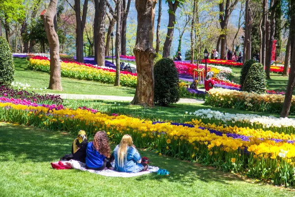Ruhepause Emirgan Park Istanbul Türkei Während Des Frühlingsfestes Der Tulpen — Stockfoto