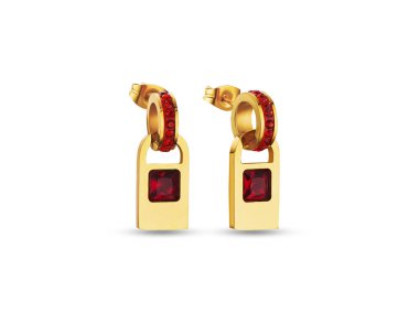 Beyaz zemin üzerine kırmızı kristaller ile altın küpeler