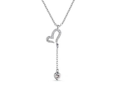 Zarif beyaz altın kolye Diamonds Beyaz arka planda, kalp şekli