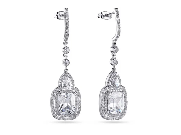 Elegantes pendientes gota de oro blanco con diamantes, sobre fondo blanco — Foto de Stock