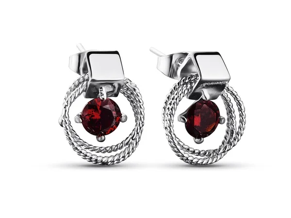 Petites boucles d'oreilles en or blanc avec cristaux rouges sur fond blanc, rubis — Photo