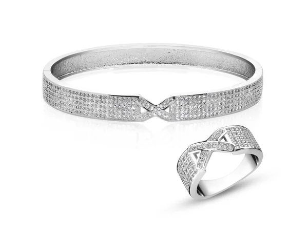 Juego de joyas en oro blanco - pulsera y anillo, con diamantes sobre fondo blanco — Foto de Stock