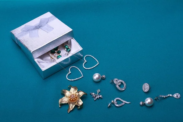 Jewelry box with beautiful jewelry items on blue background — Stock Photo, Image