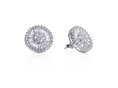 Beyaz arka plan, büyük bir tek elmas, mücevher kristaller ile altın küpeler