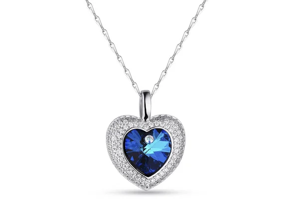 Élégant collier en or blanc avec diamants et pendentif coeur bleu sur fond blanc, forme de coeur — Photo