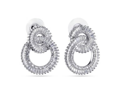 Beyaz arka plan, yuvarlak şekli, takı üzerinde kristalleri ile beyaz altın küpe