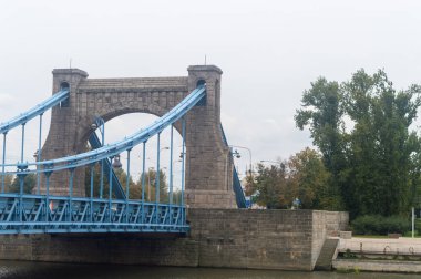 Nehrin üzerindeki köprü