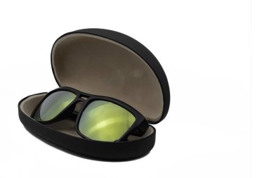 Güneş gözlüğü izole beyaz arka plan üzerinde siyah durumda