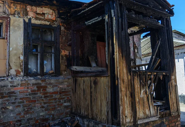 Le lendemain du feu Maison dans la ville Photos De Stock Libres De Droits