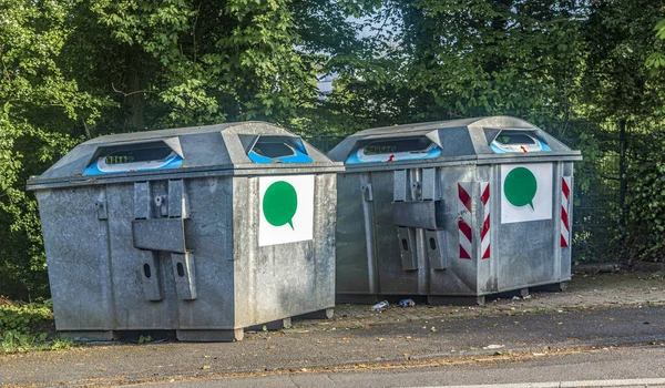 Stora järn soptunnor grön zon dag närbild — Stockfoto