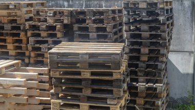 Ahşap Avrupalılar depoda yakın planda yatıyor.