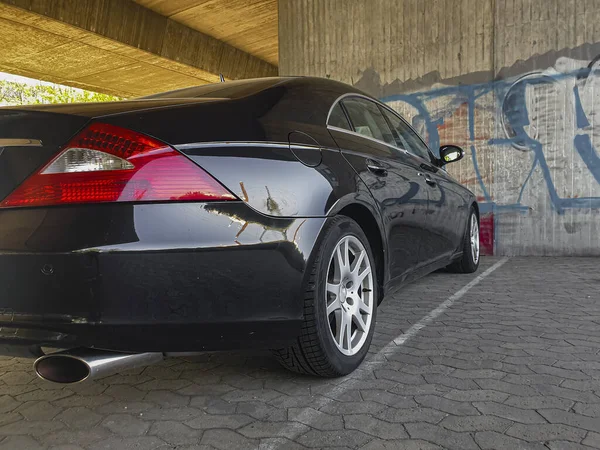 La parte trasera del coche oscuro es un primer plano. luces rojas — Foto de Stock