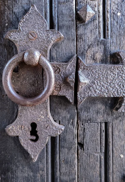 La vecchia maniglia della porta della serratura. primo piano. vecchia porta — Foto Stock